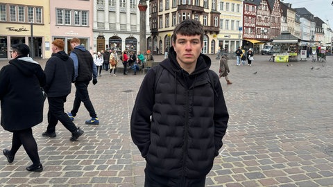 Nikita war mehrere Tage mit anderen Flüchtlingen mit dem Bus aus der Ukraine nach Trier unterwegs. 