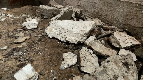 Die Römerbrücke in Trier wird saniert: An einer angebauten Stahlbetonkonstruktion sind große Betonstücke abgefallen. 