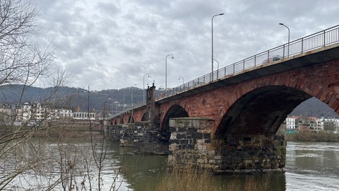 An der Trierer Römerbrücke sind Bauschäden entdeckt worden. Sie muss nun saniert werden.