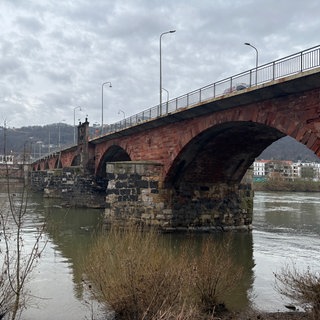 An der Trierer Römerbrücke sind Bauschäden entdeckt worden. Sie muss nun saniert werden.