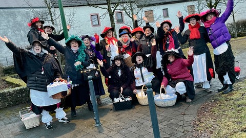 In Großlittgen in der Eifel sind die Möhnen schon am Feiern