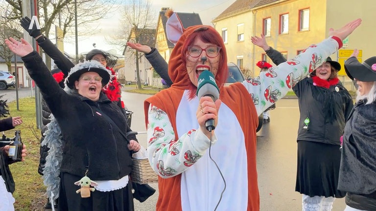 SWR-Reporterin Jana Hausmann bei den Möhnen in Großlittgen