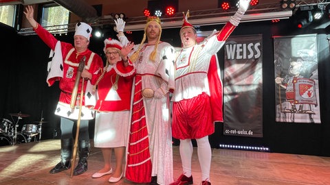 In Tawern ist am Weiberdonnerstag auch das Dreigestirn aufmaschiert