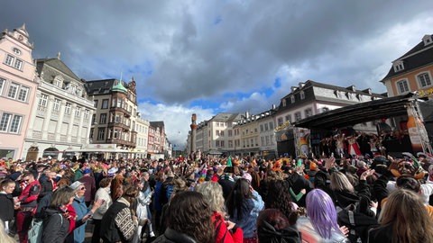 Am Hauptmarkt in Trier wird vor großer Bühne kräftig gefeiert.