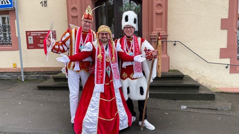 Das Dreigestirn des KV Wehlener Eulen haben die Verbandsgemeinde gestürmt. Achtung! Hier wird statt Helau! lieber UHU! gerufen.