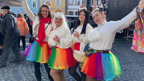 Feiern auf dem Marktplatz in Wittlich bei strahlendem Sonnenschein! Petrus ist wohl auch ein Karnevalist! 