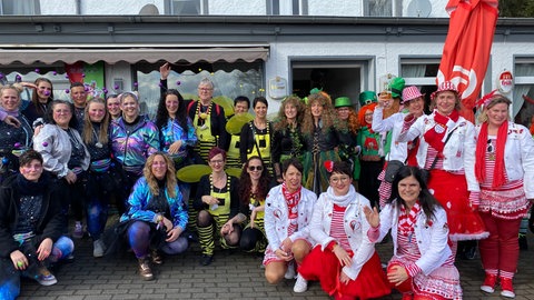 Die Möhnen in Oberbettingen in der Vulkaneifel ziehen durch die Straßen