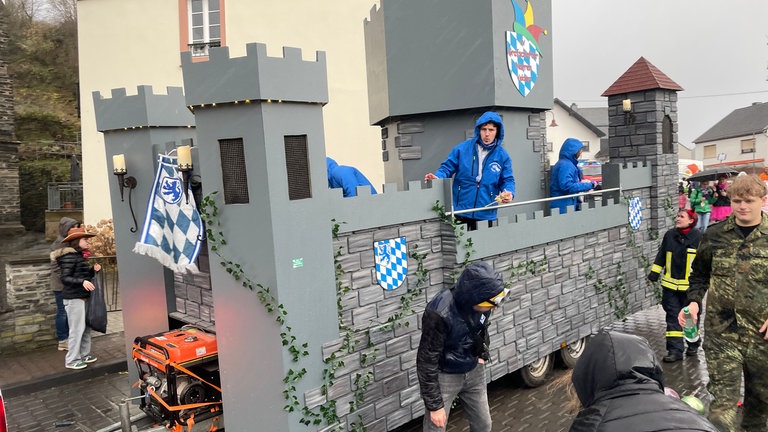 Karnevalsumzug in Veldenz: Markenzeichen der Grafschafter Narren - Burg-Wagen