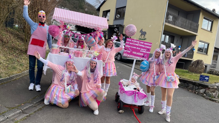 Karnevalsumzug in Veldenz: Rollende Süßigkeitenbar