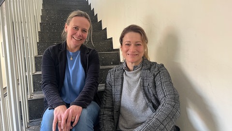 Caroline Steuer (li) und Karin Udelvoven vom Friedrich-Wilhelm-Gymnasium Trier. Derzeit besuchen 28 Schüler aus der Ukraine die Schule. 