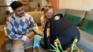 Meike und Anas Shalhawi sind seit wenigen Monaten Eltern. Sie hoffen, dass ihr Sohn bei den aktuellen Entwicklungen in der Gesellschaft später nicht härter um seine Rechte kämpfen muss als andere Kinder.