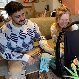 Meike und Anas Shalhawi sind seit wenigen Monaten Eltern. Sie hoffen, dass ihr Sohn bei den aktuellen Entwicklungen in der Gesellschaft später nicht härter um seine Rechte kämpfen muss als andere Kinder.