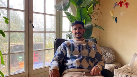 Anas Shalhawi ist vor zehn Jahren aus Syrien nach Deutschland geflohen. Heute ist er Deutscher, wird aber immer noch als "Ausländer" angefeindet.