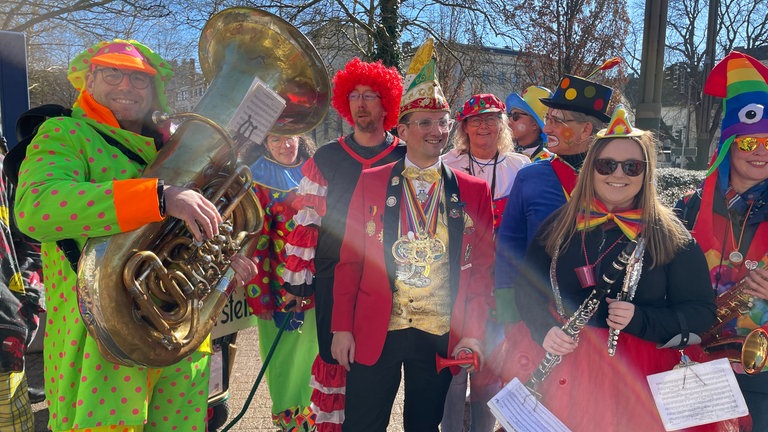 Viel los am Rosenmontag: Zugmarschall Andre Dalheimer wird vom Idar-Obersteiner Musikverein begleitet. 