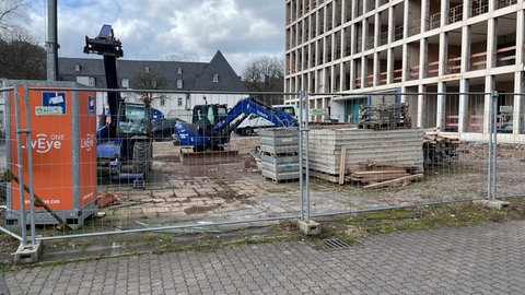 Eigentlich sollten die Studierenden in diesem Jahr ins Haus der Architektur am Trierer Irminenfreihof einziehen. Doch bisher geht es schleppend voran, sagt Dekan Matthias Sieveke. Der zuständige Landesbetrieb Liegenschafts- und Baubetreuung (LBB) geht davon aus, dass der Bau Ende 2026 bezugsfertig sein wird. 