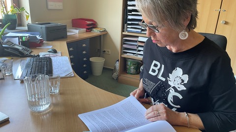 Im neuen Bericht über die Vorfälle in Langweiler hat Monika Kilburg endlich Antworten auf ihre Fragen gefunden. 