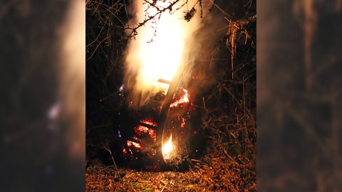 Am ersten Fastenwochenende werden in der Eifel wieder brennende Räder auf Hügeln hinuntergerollt, um den Winter zu vertreiben.
