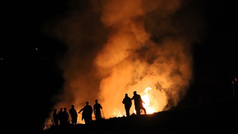 Am ersten Fastenwochenende werden in der Eifel wieder brennende Räder mit Stroh auf Hügeln hinuntergerollt, um den Winter zu vertreiben - das sogenannte "Radschieben".