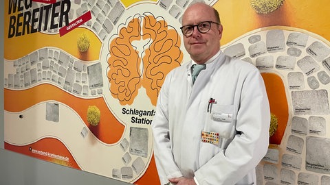 Dr. Jörn Zeller ist Chefarzt für Neurologie im Verbundkrankenhaus BernkastelWittlich. Dazu gehören das Cusanus Krankenhaus in Bernkastel-Kues und das St. Elisabeth Krankenhaus in Wittlich.