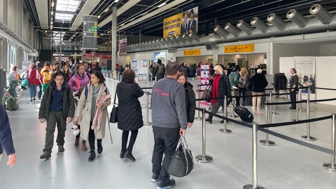 Am Flughafen Hahn sind viele Passagiere unterwegs.