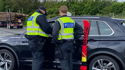 Eine Polizeikontrolle bei Prüm in der Eifel an der belgischen Grenze. 