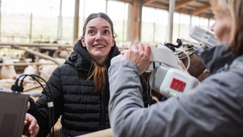 Nach dem Tragen der VR Brille braucht Katharina Mertes einen kurzen Moment der Orientierung. Ihre Augen müssen sich wieder an das Licht gewöhnen.