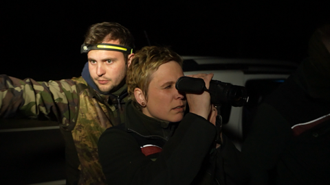 Anja Schneider schaut sich die Tiere durch ein Nachtsichtgerät an. 