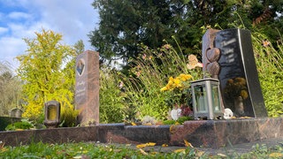 Von Gräbern wurde auf dem Hauptfriedhof Trier Blumenschmuck gestohlen.