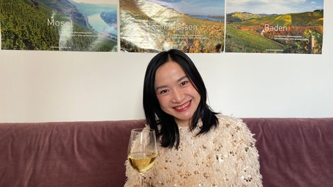 Jeuce Huang vermarktet seit zehn Jahren deutschen Wein in China. In ihrem Büro in Shanghai hängen Poster mit Fotos von Weinbergen aus den verschiedenen deutschen Anbaugebieten. 