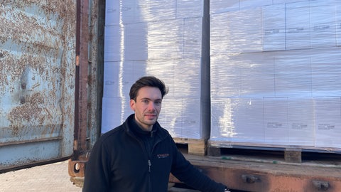 Kilian Schmitges hat gerade einen LKW mit Weinkisten aus seinem Betrieb in Erden beladen. Zwei- bis dreimal jährlich schickt er so eine Fuhre nach China. 