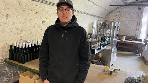 Moritz Hoffmann hat nach dem Tod seines Geschäftspartners Daniel Vollenweider das Weingut in Traben-Trarbach übernommen. Er ist mit 29 Jahren einer der jüngsten Winzer an der Mittelmosel. 
