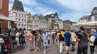Gerade im Sommer ist in der Trierer Fußgängerzone rund um den Hauptmarkt viel los. 