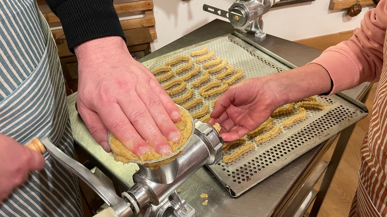 Wie man mit dem Fleischwolf den Teig für Spritzgebäck formt
