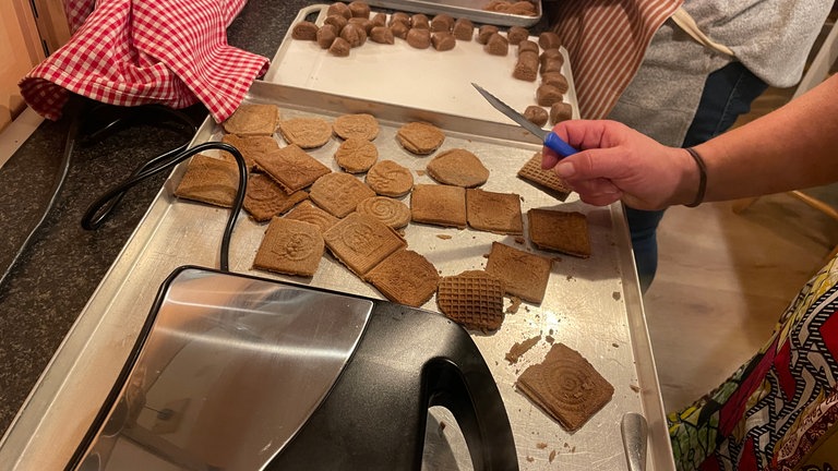 In Backkursen von Gabi Gores-Kirwald lernt man Zimtwaffeln richtig gut zu backen.