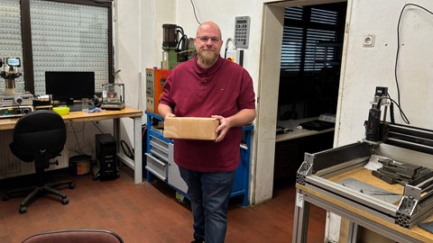 Martin Monz packt viele Werkzeuge bereits in Kisten. Sie sollen verkauft werden.