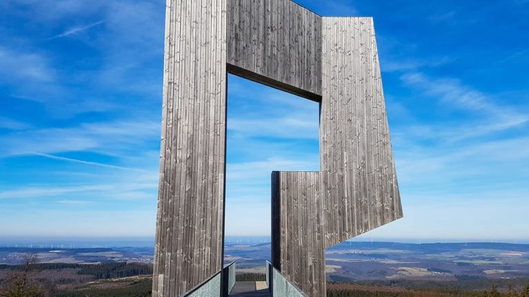 Der Erbeskopf bei Thalfang im Hunsrück ist mit 816 Metern der höchste Berg von Rheinland-Pfalz. In diese luftigen Höhen lohnt sich ein Ausflug aber nicht nur in der Skisaison, sondern auch im Sommer. Denn auf dem Erbeskopf ist es meist um einiges kälter als im Rest des Landes. In dieser Hitzewoche sind dort zwar auch bis zu 28 Grad vorhergesagt - es kühlt aber auch schnell wieder ab.