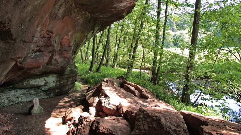 Rund um Saarburg ist es normalerweise recht heiß. Die Kollesleuker Schweiz ist aber eine kleine Oase in der Hitze. Hier schaffen Wald, Felsen und ein Bachlauf ein erfrischenderes Klima für die warmen Tage. 