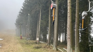 Am Erbeskopf stehen die Lifte still. Doch das müsste nicht so sein, sagt Klaus Hepp, ehemaliger Betriebsleiter am Erbeskopf.