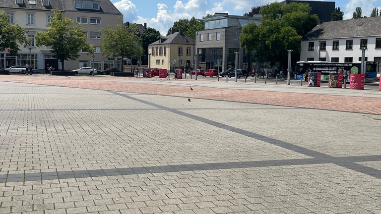Der Viehmarktplatz in Trier ist regelrecht eine Steinwüste und bietet keinen Schatten.