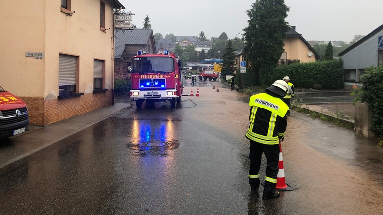 Auch in Hetzerath in der Eifel können die Kanäle die Wassermassen nicht mehr aufnehmen.