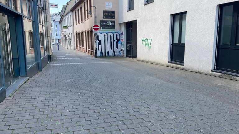 In der Trierer Hosenstraße gibt es keine Bäume, keinen Schatten und dunkles Straßenpflaster. 