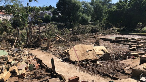 Nach dem Hochwasser sieht es schlimm aus in Irrel, wo Prüm und Nims entlangfließen.