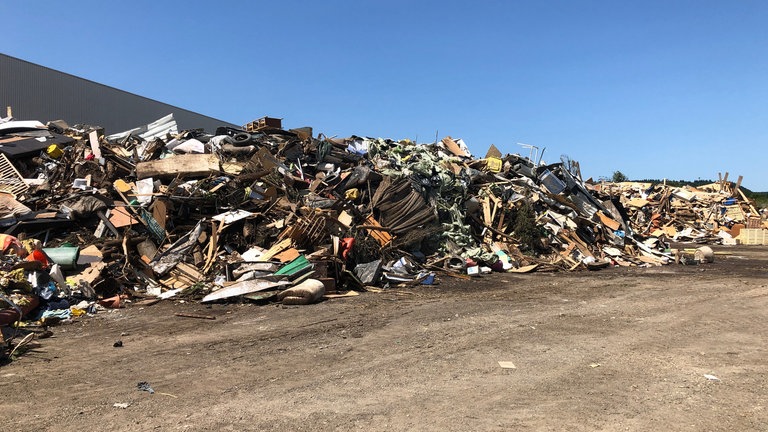 Nach dem Hochwasser sieht es schlimm aus in Irrel, wo Prüm und Nims entlangfließen.