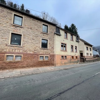 An der Ehranger Straße bleiben einige Häuser auch weiterhin Baustellen.  