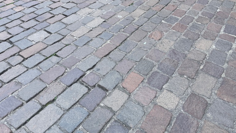 Dunkles Straßenpflaster in Trier