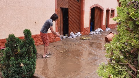 In Metzdorf an der Sauer beginnen die ersten Aufräumarbeiten nach dem Hochwasser.