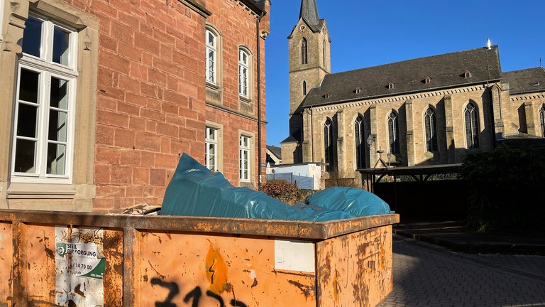 Container wie dieser gehören seit Monaten zum Ortsbild in Kordel. Hier kommt alles rein, was nicht mehr zu retten ist.  