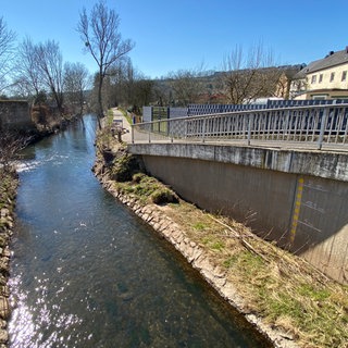 An der Nims in Rittersdorf können Bürgerinnen und Bürger den Wasserstand nur an einer aufgemalten Markierung an einer Wand ablesen. Obwohl es einen digitalen Pegel gibt.