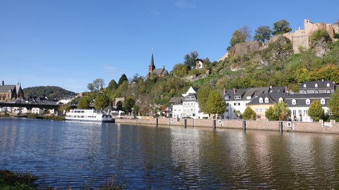 Blick auf Saarburg. Die Stadt an der Saar hat neben einer Sesselbahn auch einen Wasserfall und eine Sommerrodelbahn zu bieten