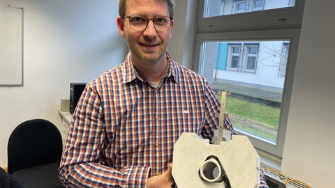 Der Informatiker Stephan Didas hat den Tunnel mitentwickelt, durch den die Insekten aus der Falle krabbeln. Dort werden sie von drei Kameras fotografiert. 